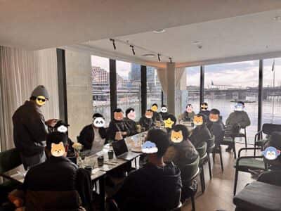 临着达令港的一侧，有人在讲自己在做的东西