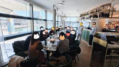第二场现场，三十来个人围着长桌，靠窗一整排