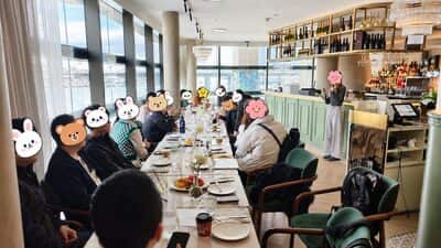 另一个角度的长桌，窗外是达令港