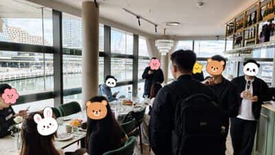散场前后，有人还坐着聊，有人站在吧台边上