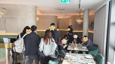 十点半前后，人陆续进来，背景是还没坐满的桌子