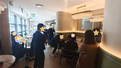 长桌沿着落地窗摆开，窗外是达令港，有人已经在角落聊上了