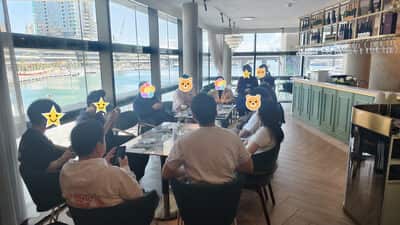 十点一刻，先到的人已经在靠窗那几张小桌坐下，窗外是达令港