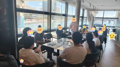 十点半前后，靠窗几桌都坐上了人，有人站在窗边讲话