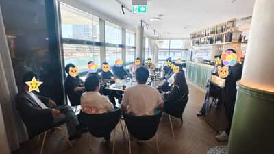 十一点，几张桌子各自聊开，窗外是达令港