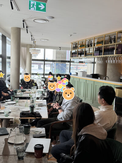 靠窗的长桌坐满了人，窗外是达令港