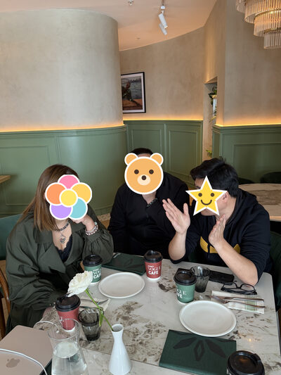 一张小桌上三个人，其中一个正比划着说话