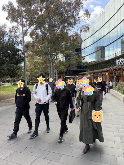 同一群人走在路上，去吃午饭