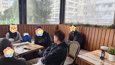 角落的小桌，四个人围着一台电脑聊