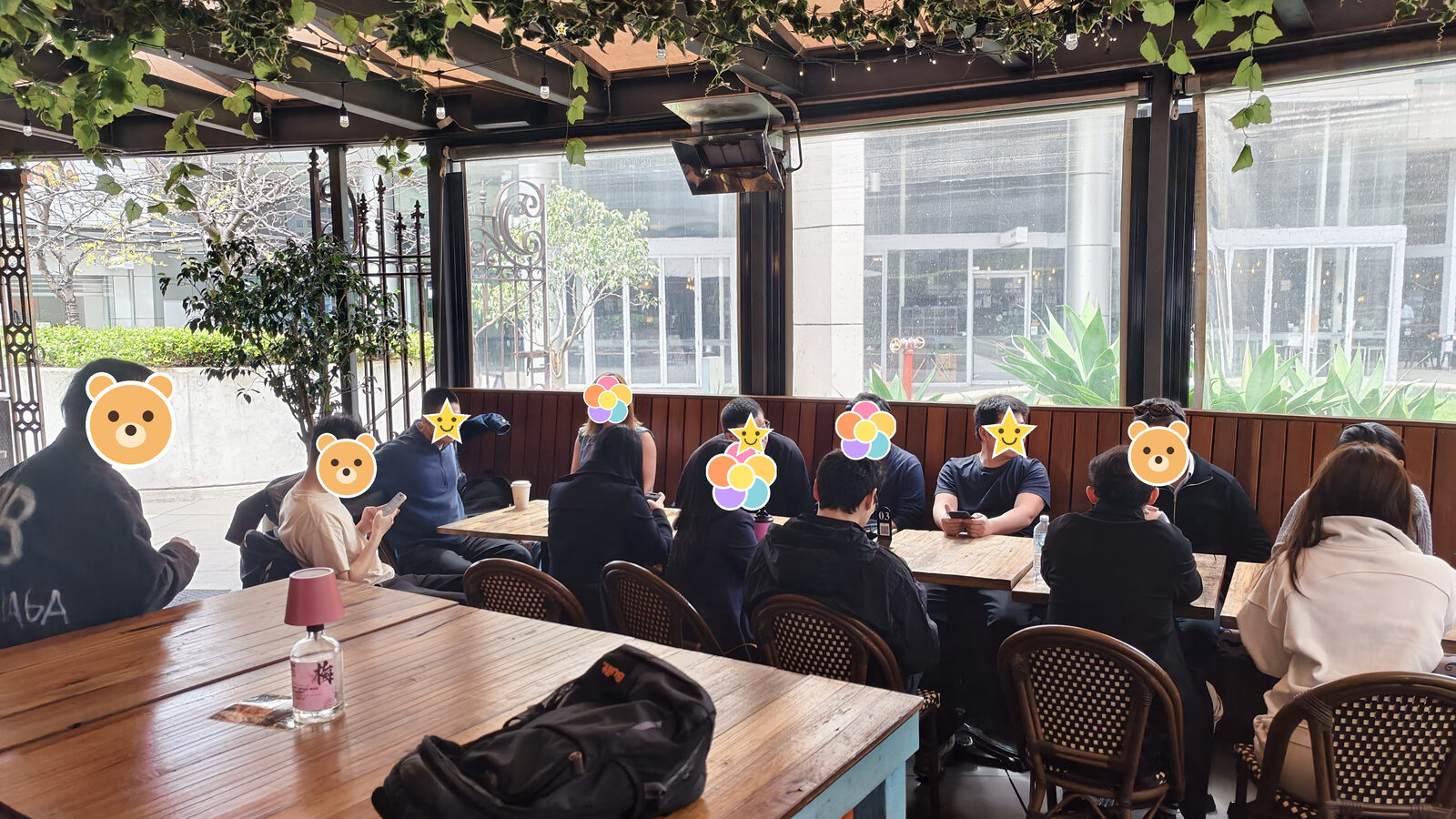 靠玻璃墙的长凳上坐了一排人,窗外是街和龙舌兰,前面的桌上放着一个背包