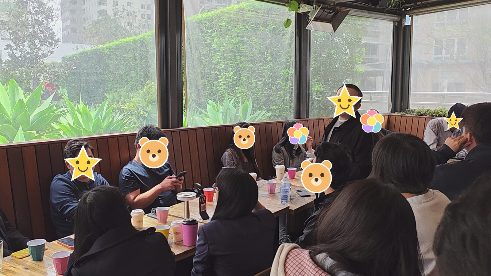 问答的时候,对面有人站起来讲,一桌人拿着杯子转过去看,窗外一片绿