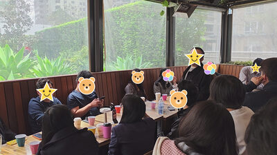 问答的时候，对面有人站起来讲，一桌人拿着杯子转过去看，窗外一片绿